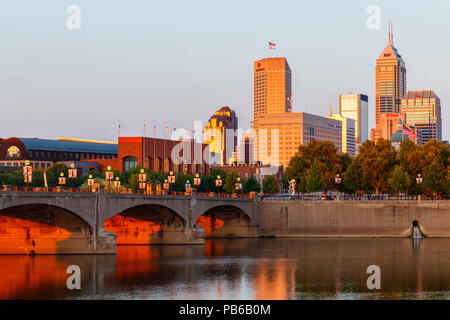 Indianapolis - Circa il luglio 2018: centro di Indianapolis skyline al tramonto con punti di riferimento di Indy la torre di Salesforce, NCAA Hall of Champions e OneAmeric Foto Stock