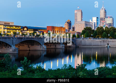 Indianapolis - Circa il luglio 2018: centro di Indianapolis skyline al tramonto con punti di riferimento di Indy la torre di Salesforce, NCAA Hall of Champions e OneAmeric Foto Stock