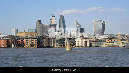 Viste della London Square Mile e il Millennium Bridge di Londra su un soleggiato aprile sera Foto Stock