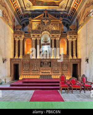 Manualmente la pala d altare intagliato di intricati design-maroon tappeto rosso-tin soffitto dipinto con scene religiose del trompe-l'oeil stile. Santa Monica Parrocchia Foto Stock