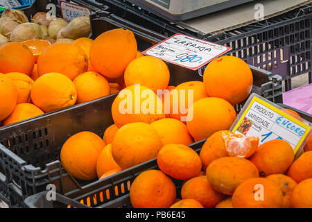 Quarteira, Portogallo - 2 Maggio 2018: Algarve display arancione sugli scaffali di un mercato di strada in un giorno di primavera Foto Stock