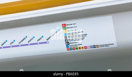 Milano, Italia - 2 Novembre 2017: Dentro la metropolitana, una mappa mostra le stazioni della M5 linea su un giorno di caduta Foto Stock