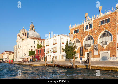 La Fondamenta Zitelle, isola della Giudecca al tramonto, Canale della Giudecca, Venezia, Veneto, Italia con tre Oci Art Gallery e il Bar de Matteo con persone godendo Foto Stock