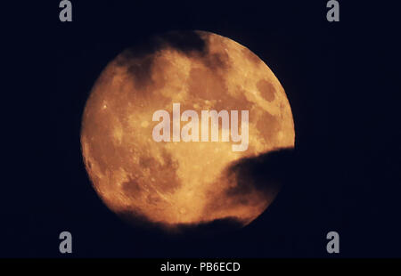 Il 99% Waxing Gibbous moon over Whitley Bay prima di venerdì di sangue di luna eclissi lunare totale. La più lunga eclisse lunare del secolo si svolgerà venerdì e vedrà la terra del satellite naturale girare rosso sangue. Foto Stock