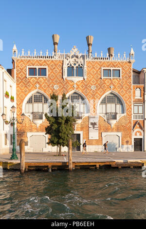 Facciata neogotica della Casa dei Tre Oci exhibition centre, Fondamenta Zitelle, isola della Giudecca, Canale della Giudecca, Venezia, Italia Foto Stock