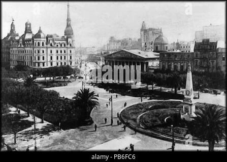 . Español: Postal de Buenos Aires. La Plaza de Mayo vista desde Defensa e Hipólito Yrigoyen hacia el noroeste. De izquierda a derecha de ven: El Palacio Municipal recién ampliado, la primera cuadra de la Diagonal Norte (aún peccato edificar), la Catedral Metropolitana, el edificio de la Curia (incendiado en 1955), ONU edificio vecino de oficinas y parte de la fachada del antiguo edificio del Nuevo Banco Italiano. Detrás, se distingue la torre-faro de la Galería General Güemes. circa 1920 1206 Plaza de Mayo ca. 1920 Foto Stock