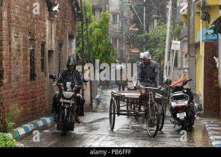 Kolkata, India. 26 Luglio, 2018. Vista della corsia di Kolkata durante il monsone di pioggia. Magie di pioggia e thundershower si è verificato in Kolkata e altri parte del Bengala Occidentale. Credito: Saikat Paolo/Pacific Press/Alamy Live News Foto Stock