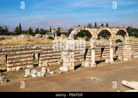 Archi in Umayyad rovine della città di Anjar con montagne, Bekaa valley, Libano Foto Stock