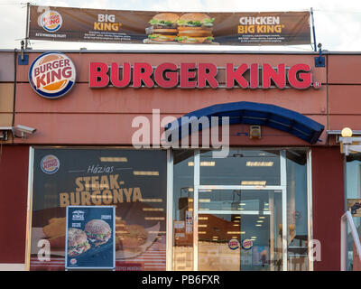 SZEGED, UNGHERIA - luglio 3, 2018: Burger King logo sul loro principale ristorante fast food a Szeged. Burger King è un ristorante fast food e del marchio franchi Foto Stock