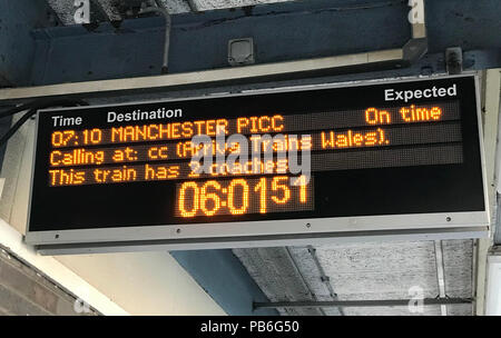 Arriva Trains Wales service da Llandudno a Manchester Piccadilly, Warrington Bank Quay, Cheshire, North West England, Regno Unito Foto Stock
