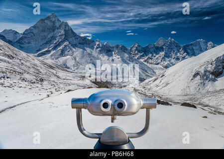 Binocolo pubblico di fronte ad una vista sulle cime di montagna nella regione dell Everest, Nepal (montaggio). Foto Stock