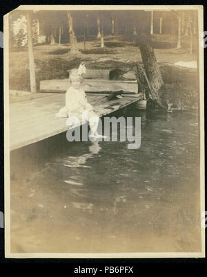 1044 Mildred Frances Lyon Dondolando i suoi piedi nel lago in corrispondenza della sua famiglia estate home Foto Stock