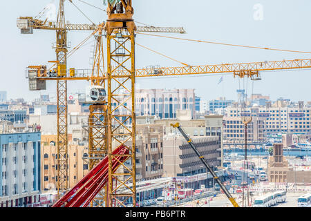 Crains sul cantiere di costruzione Foto Stock