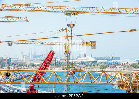 Crains sul cantiere di costruzione Foto Stock