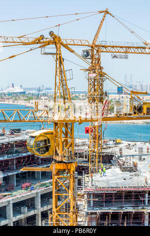 Crains sul cantiere di costruzione Foto Stock