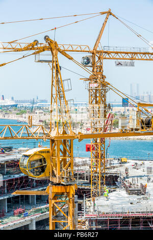 Crains sul cantiere di costruzione Foto Stock