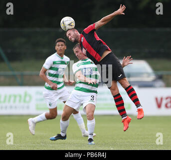 I nuovi Santi' Chris Marriott e Lincoln Red Pim Falu Aranda battaglia per la sfera durante la UEFA Europa League secondo turno di qualificazione, la prima gamba corrispondono a Park Hall Stadium, Oswestry. Foto Stock