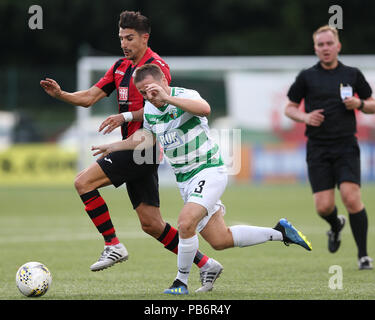 I nuovi Santi' Chris Marriott e Lincoln Red Pim Alvaro Oliver battaglia per la sfera durante la UEFA Europa League secondo turno di qualificazione, la prima gamba corrispondono a Park Hall Stadium, Oswestry. Foto Stock