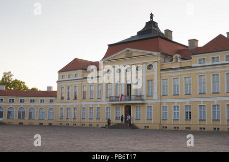 La facciata anteriore del Palazzo Raczyński in Rogalin vicino a Poznań Foto Stock