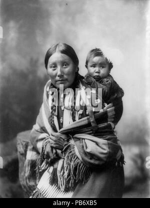 1573 Stella maglietta gialla, Dakota Sioux con baby, da Heyn foto, 1899 Foto Stock