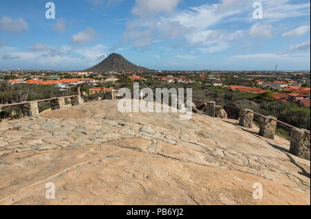 Vista di Hooiberg dalla sommità di Casibari formazioni rocciose, Aruba, dei Caraibi Foto Stock