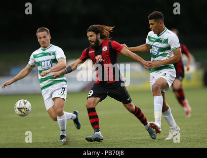 I nuovi Santi' Chris Marriott, Benjamin Cabango e Lincoln Red Pim Juanma battaglia per la sfera durante la UEFA Europa League secondo turno di qualificazione, la prima gamba corrispondono a Park Hall Stadium, Oswestry. Stampa foto di associazione. Picture Data: giovedì 26 luglio, 2018. Vedere PA storia SOCCER TNS. Foto di credito dovrebbe leggere: Barrington Coombs/PA FILO Foto Stock