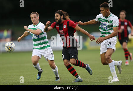 I nuovi Santi' Chris Marriott, Benjamin Cabango e Lincoln Red Pim Juanma battaglia per la sfera durante la UEFA Europa League secondo turno di qualificazione, la prima gamba corrispondono a Park Hall Stadium, Oswestry. Foto Stock