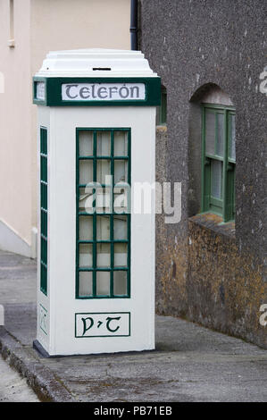 Telefono pubblico box ancora in uso a Castletownshend nella contea di Cork Foto Stock