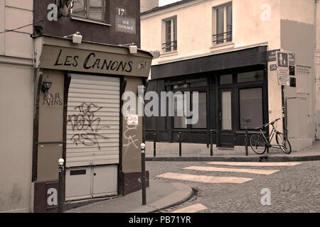 Bar su un angolo di strada a Montmartre, Paris, Francia Foto Stock