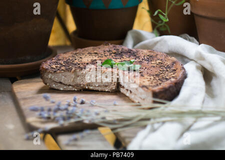 Soft cheesecake fatti in casa (cottage cheese pie, casseruola zapekanka) vaniglia cioccolato con cannella su un tagliere. Close-up Foto Stock