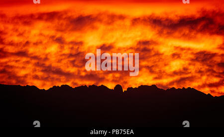 Drammatica orange sky oltre le montagne di Picos de Europa, Cantabria, SPAGNA Foto Stock