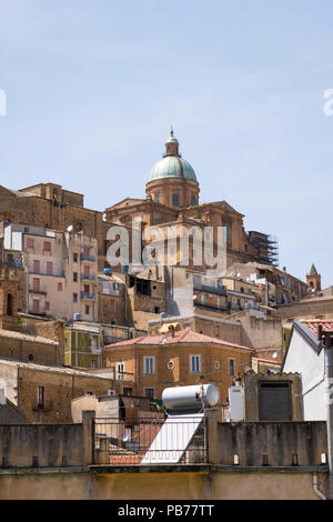 Sicilia Italia Piazza Amerina Colle Mira Hill antica città collinare 700 m sul livello del mare 7/8secolo BC BCE cityscape panorama cattedrale barocca dome Foto Stock