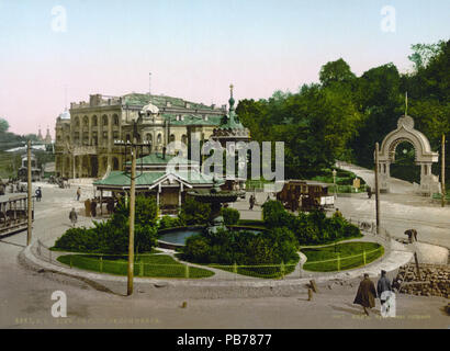 . Inglese: vecchie stampe photochrome che mostra il gruppo di mercanti edificio (ora Filarmonica Nazionale dell'Ucraina concert hall) di Kiev, Impero Russo (oggi l'Ucraina). Stampa n. '8966' . Tra il 1890 e il 1905 859 Kiev mercanti edificio di assemblaggio 1890 photochrome stampare Foto Stock