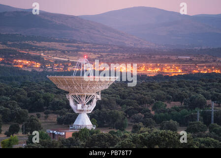 Grande radiotelescopio piatto di antenna Foto Stock
