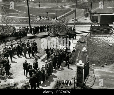 1828 Wagner Electric Company sciopero; uomini e donne schierate in gruppi a railroad crossing. Il 3 maggio 1918 Foto Stock