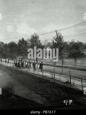 1828 Wagner Electric Company sciopero; gruppo di uomini e donne a camminare sul marciapiede. Il 1 maggio 1918 Foto Stock