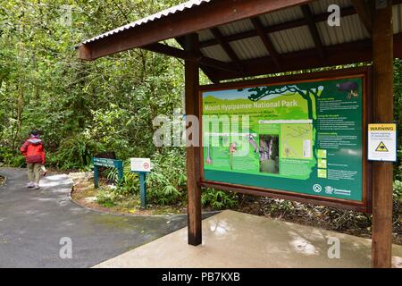 Montare Hypipamee national park informazioni segno, cena cade e il cratere a piedi, altopiano di Atherton, QLD, Australia Foto Stock