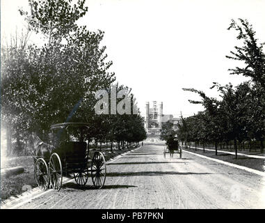 1805 vista lungo la strada (Lindell Avenue) che conduce al 1904 Fiera Mondiale amministrazione edificio . Sito successivamente occupato da Stato estero di edifici. Amministrazione edificio, più tardi Brookings Hall, in costruzione Foto Stock