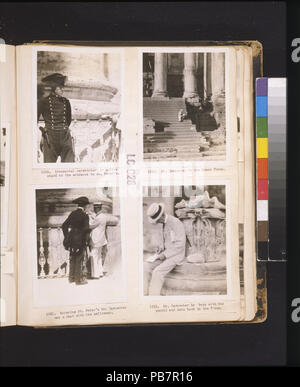 1142 carabineiri ornamentali o delle forze di polizia di stand presso l'entrata di San Pietro LCCN2011655101 Foto Stock