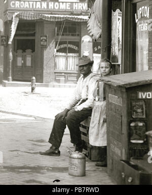 989 l uomo e la donna di fronte alla strada dalla Casa croata e Giacobbe Muich Saloon, 1800 Sud terza strada. Angolo sud-est, Third Street e Lafayette Avenue Foto Stock