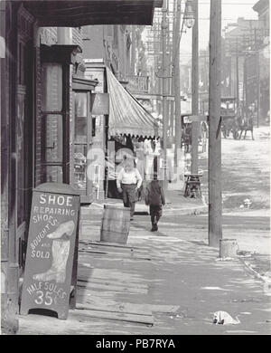 1317 marciapiede scena su una strada non identificato. Shoe repair shop segno sulla sinistra - Mezze suole 35 (centesimi) Foto Stock