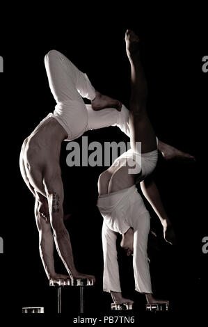 Aiden e Jessica equilibrio in coppie. Gli studenti dell Istituto Nazionale di Arti Circensi hanno talento eccezionale. Questo è un giorno nella loro vita. Foto Stock