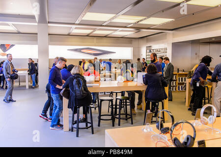 NEW YORK, Stati Uniti d'America - Sep 22, 2015: persone non identificate nel negozio Apple Store sulla Fifth Avenue di New York. Il negozio vende Macintosh personal computer, soft Foto Stock