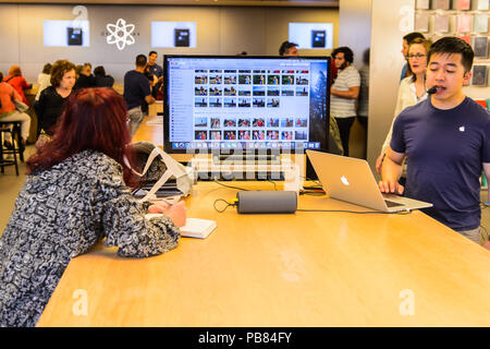 NEW YORK, Stati Uniti d'America - Sep 22, 2015: Unidentified Consultore presso il negozio Apple Store sulla Fifth Avenue di New York. Il negozio vende Macintosh personal computer, Foto Stock