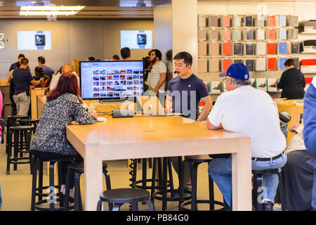NEW YORK, Stati Uniti d'America - Sep 22, 2015: Unidentified Consultore presso il negozio Apple Store sulla Fifth Avenue di New York. Il negozio vende Macintosh personal computer, Foto Stock