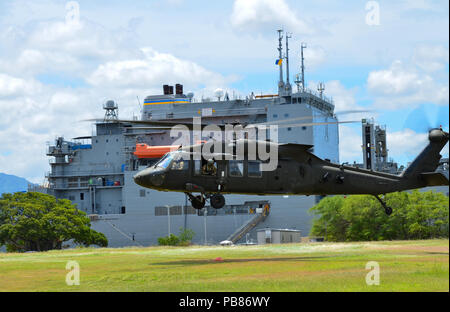 180712-A-RZ057-1290 JOINT BASE PEARL HARBOR-HICKAM, Hawaii (12 luglio 2018) - STATI UNITI Esercito UH-60 Black Hawk elicottero, assegnato al Bravo Company, 2-25 Reggimento di aviazione, XXV Combattere la Brigata Aerea si prepara a sollevare da Ford Island, Hawaii, in rotta verso Schofield caserma, Hawaii. L'equipaggio ha partecipato ad una messa in esercizio di incidenti, 12 luglio, durante il cerchio del Pacifico (RIMPAC) esercizio. Lo scopo del fondo scala esercizio è di prepararsi a rispondere efficacemente a una catastrofe naturale sincronizzando gli sforzi con il governo e il settore privato agenzie statewide. Venticinque nazioni, 46 navi, f Foto Stock