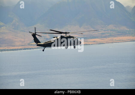 180712-A-RZ057-1948 JOINT BASE PEARL HARBOR-HICKAM, Hawaii (12 luglio 2018) - STATI UNITI Esercito UH-60 Black Hawk elicottero, assegnato al Bravo Company, 2-25 Reggimento di aviazione, XXV Combattere la Brigata aerea vola a Maui Memorial Medical Center di Schofield caserma, Hawaii per partecipare ad una messa in esercizio di incidenti, 12 luglio, durante il cerchio del Pacifico (RIMPAC) esercizio. La scala di pieno esercizio è di prepararsi a rispondere efficacemente a una catastrofe naturale sincronizzando gli sforzi con il governo e il settore privato agenzie statewide. Venticinque nazioni, 46 navi, cinque sommergibili, circa 200 aerei, e Foto Stock