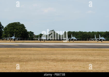 Un gruppo di F-15E Strike Eagles assegnato all'492nd Fighter Squadron taxi alla Royal Air Force Lakenheath, Inghilterra durante una operazione di pompaggio, luglio 25. Nel corso di una sovratensione, personale di volo può volare fino a tre volte al giorno e partecipare fino a sei impegni e sono eseguiti in intervalli di formazione oltre il mare del Nord il più frequentemente possibile. (U.S. Air Force foto/Airman 1. Classe Shanice Williams-Jones) Foto Stock