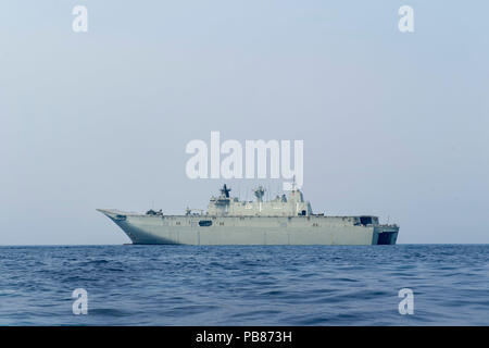 180723-N-VR594-1160 OCEANO PACIFICO (Luglio 23, 2018) Royal Australian Navy atterraggio elicottero nave dock HMAS Adelaide (L01) transita l'Oceano Pacifico durante il cerchio del Pacifico (RIMPAC) Esercizio, 23 luglio. Venticinque nazioni, 46 navi, cinque sommergibili e circa 200 aerei e 25.000 personale partecipano RIMPAC dal 27 giugno al 2 agosto in e intorno alle Isole Hawaii e la California del Sud. Il più grande del mondo marittimo internazionale esercitazione RIMPAC offre una singolare opportunità di formazione promuovendo e sostenendo le relazioni cooperative tra i partecipanti critici per ensu Foto Stock