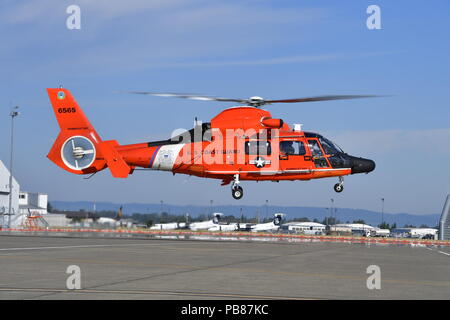 Un U.S. Coast Guard HH-65 Dolphin decolla durante tre giorni di controllo aerospaziale Alert CrossTell live-fly esercitazione a Portland Air National Guard Base, Ore., 25 luglio 2018. I rappresentanti della Air National Guard fighter ali, Civil Air Patrol, E DEGLI STATI UNITI Coast Guard ad ala rotante intercettano aria unità verranno effettuare giornalmente sortite da luglio 24-27 per perfezionare le loro competenze a livello tattico aria-intercettare le procedure. (U.S. Air National Guard foto di Senior Airman Timoteo Tweet) Foto Stock